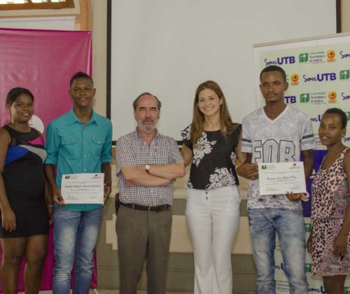 Entrega de becas universitarias a jóvenes de Tierra Baja por parte de la Fundación Serena del Mar y la Universidad Tecnológica de Bolívar.