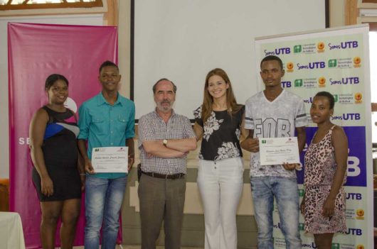 Entrega de becas universitarias a jóvenes de Tierra Baja por parte de la Fundación Serena del Mar y la Universidad Tecnológica de Bolívar.
