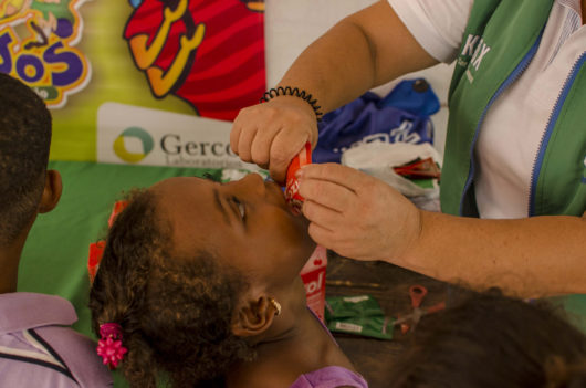 Niños y niñas de la Institución Educativa de Manzanillo del Mar en jornada de Salud Integral.
