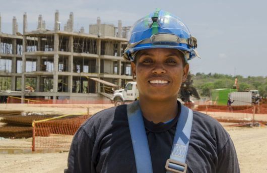 Luz Karime Zabaleta de la comunidad de Tierra Baja, ayudante de obra en el proyecto Burano de la constructora Amarilo.