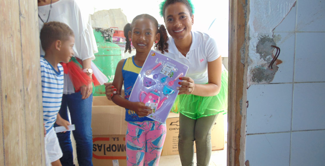 Entrega de regalos de navidad a niños y niñas de la comunidad de Villa Gloria.