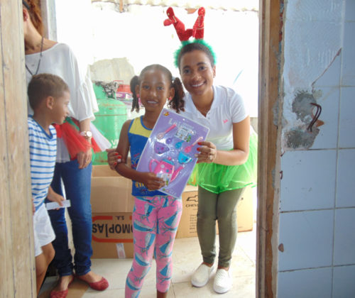 Entrega de regalos de navidad a niños y niñas de la comunidad de Villa Gloria.