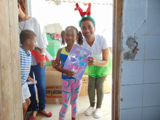 Entrega de regalos de navidad a niños y niñas de la comunidad de Villa Gloria.